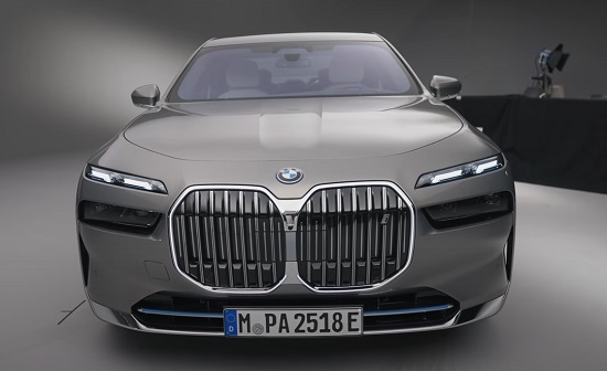BMW i7 2023.
