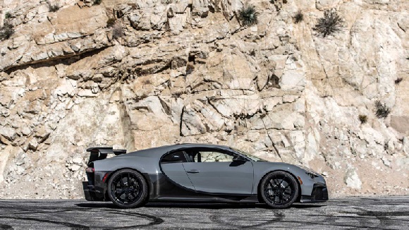 Bugatti Chiron Pur Sport 2021..